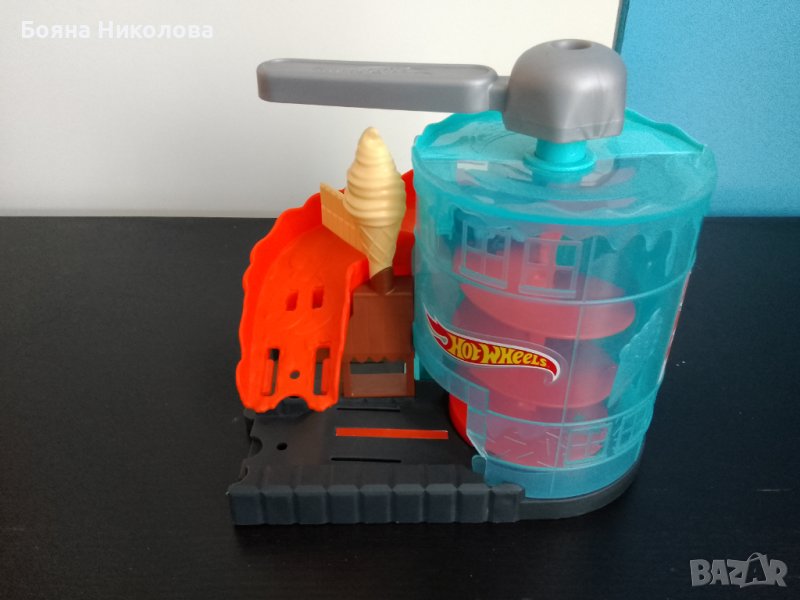 Hot wheels - паркинг, елемент за лупинг, релси, снимка 1