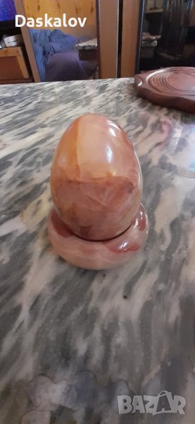 Продавам мраморно яйце с поставка, снимка 1