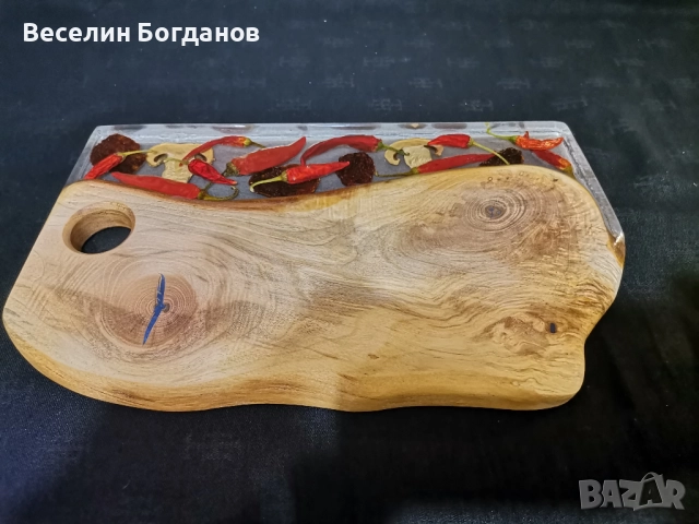 Дъска изработена от епоксидна смола и орех