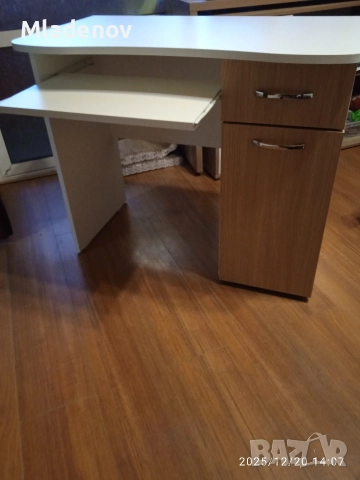 Запазени здрави ученически бюра 2бр.