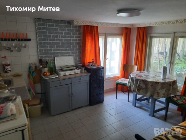 Продавам двуетажна къща с 2 гаража и допълнителни постройки, снимка 10 - Къщи - 51523131