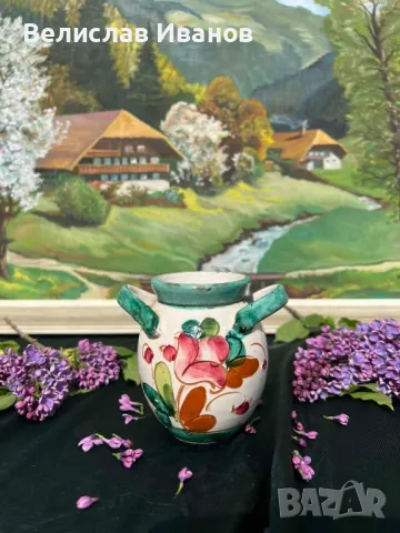 Керамична вазичка с изрисувани цветя в отлично състояние.