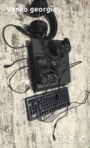Продавам плейстейшън със два джойстика мишка и клавиатура 