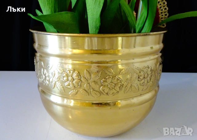 Позлатена кашпа от месинг с аранжировка изкуствени цветя. , снимка 2 - Антикварни и старинни предмети - 53010491