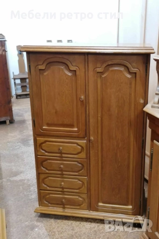 Впечатляващ шкаф от масивно дърво с фино профилирани врати и елегантни чекмеджета.