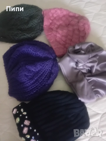 разноцветни дамски шапки 