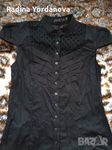 Черна ризка с дантела в горната част отпред и отзад.