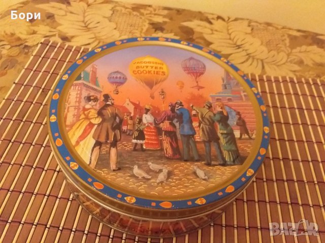 Метална кутия от бисквити релефна