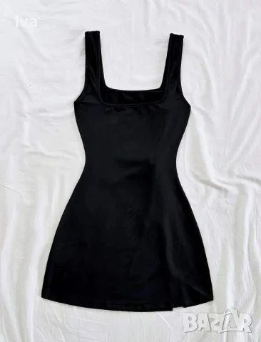 Черна рокля с 3D цветя S и М размер– елегантност и романтика в едно, снимка 2 - Рокли - 51372796