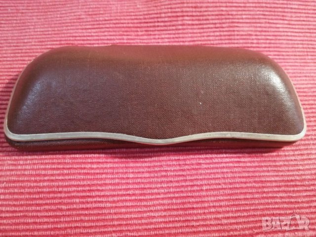 Стар, винтидж твърд калъф за очила. 