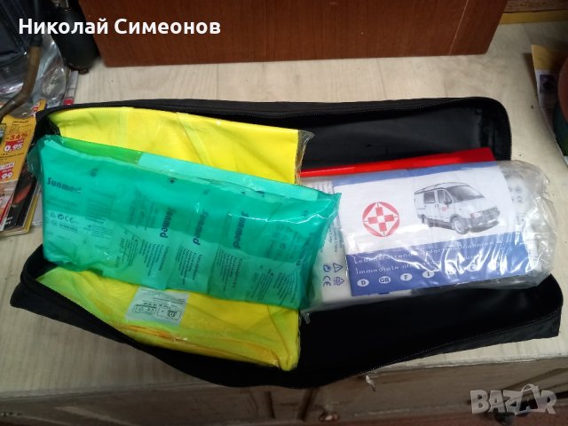 Авариен триъгълник + авто аптечка +жилетка, снимка 2 - Аксесоари и консумативи - 43407882