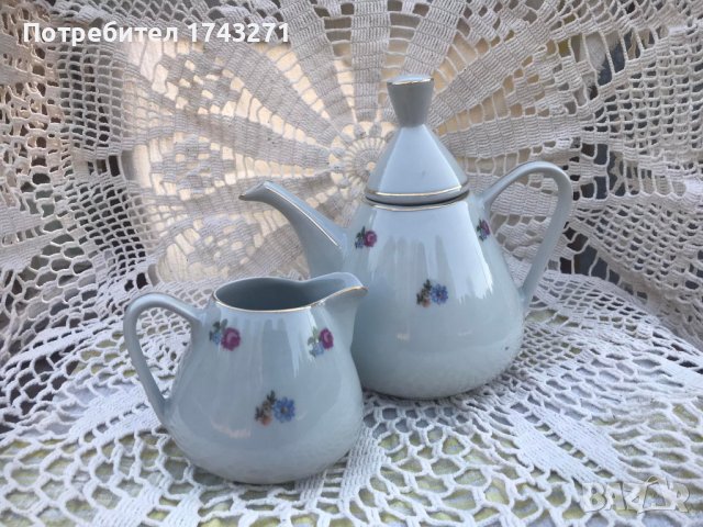 Порцеланов чайник и латиера