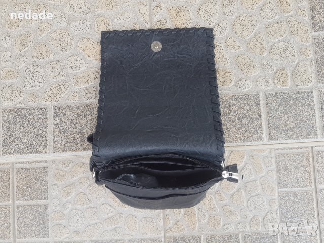 Малка черна дамска чанта с цял капак обшит с кожена лента през рамо или през тялото от екокожа , снимка 7 - Чанти - 28650961