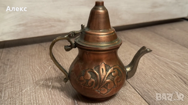 Кован меден малък чайник– бижу, 60те години на миналия век.