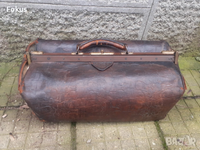 Стара лекарска чанта от дебела естествена кожа с бронзови орнаментии 