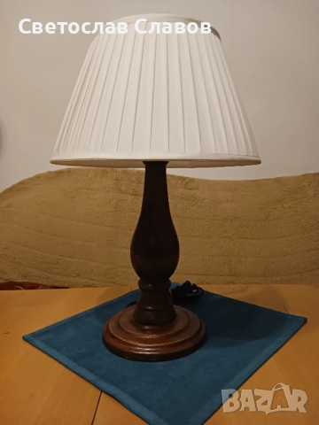 Масивна настолна лампа със стойка от стругован орех и красива шапка от плисиран текстил