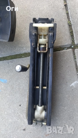 Оригинален крик за Пежо 206, снимка 2 - Аксесоари и консумативи - 52875321