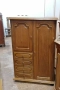 Впечатляващ шкаф от масивно дърво с фино профилирани врати и елегантни чекмеджета., снимка 1