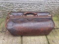 Стара лекарска чанта от дебела естествена кожа с бронзови орнаментии , снимка 1
