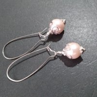 Много нежни и красиви обици с кристални бледо розови перли в обков от орнаменти цвят сребро , снимка 4 - Обеци - 32642625