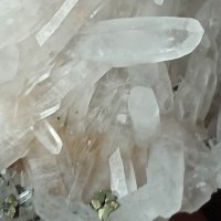 №192,Кварц,Планински кристал,Кварцова друза с халкопирит и сфалерит,Quartz Bulgaria,BGminerals,, снимка 5 - Декорация за дома - 44124708