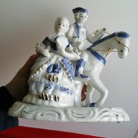 Стара Френска Порцеланова  Статуетка , Двойка с Кон, снимка 8 - Антикварни и старинни предмети - 43112431