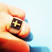 уникален мъжки златен пръстен с кръст цирконий и черни оникси, снимка 1 - Пръстени - 43399363