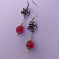 Красиви дълги обеци в цвят Сребро с цветя и рубинено-червени кракъл мъниста , снимка 8 - Обеци - 27460091
