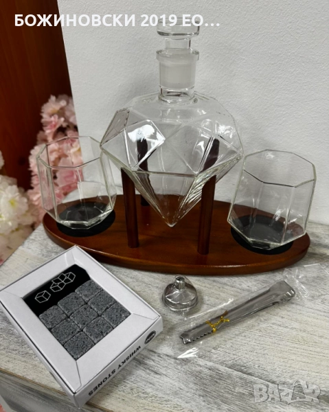 Стъклен комплект за уиски - шише + 2 чаши с дървена поставка и аксесоари за лед, снимка 1