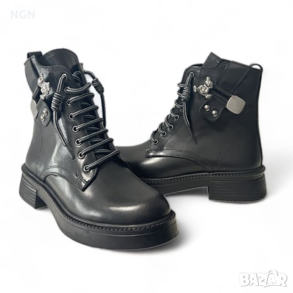 Дамски боти, естествена кожа в черен цвят с красив метален аксесоар, снимка 1
