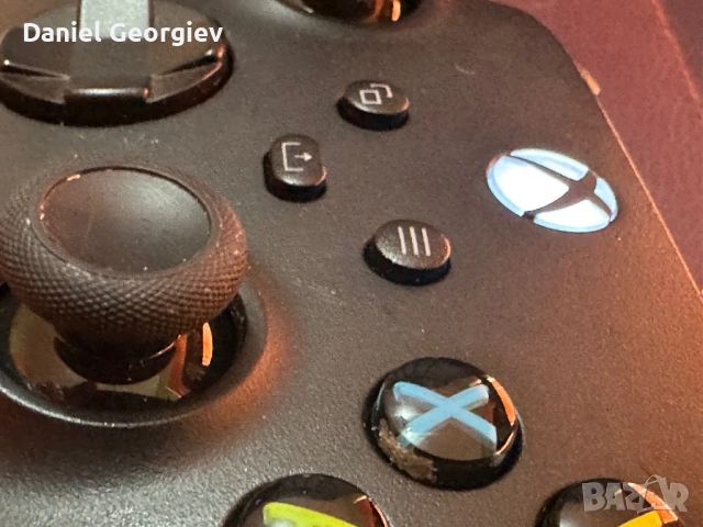 БЕЗЖИЧЕН XBOX CARBON BLACK ДЖОЙСТИК/КОНТРОЛЕР И ДВОЙНА БЕЗЖИЧНА ЗАРЯДНА СТАНЦИЯ С БАТЕРИИ, снимка 4 - Аксесоари - 53177684