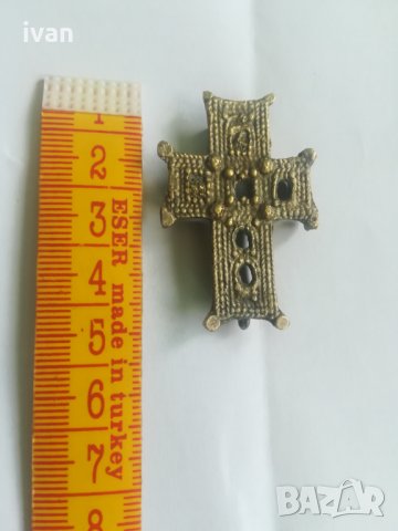 Продавам стар възрожденски  кръст. 