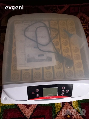 Автоматичен инкубатор за 56 айца