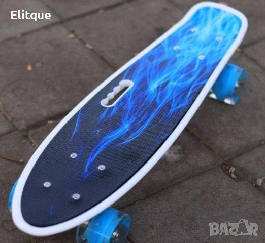 Емблема на градския стил: Скейтборд пениборд със светещи колела - смело каране и неповторими трикове