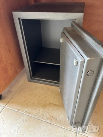 Метален огнеупорен сейф 40 х 60 см, снимка 2 - Сейфове и каси - 52623773