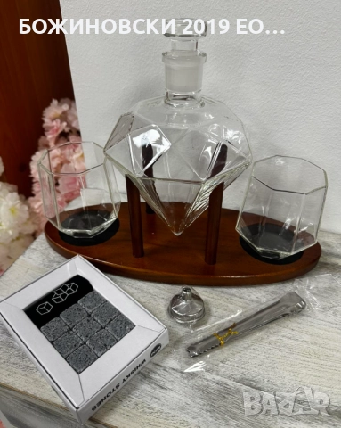 Стъклен комплект за уиски - шише + 2 чаши с дървена поставка и аксесоари за лед