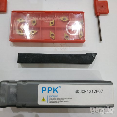 Комплект 2 стругарски ножа 12 мм. с 10 пластини DCMT070204 и ключ, снимка 2 - Други инструменти - 32833126