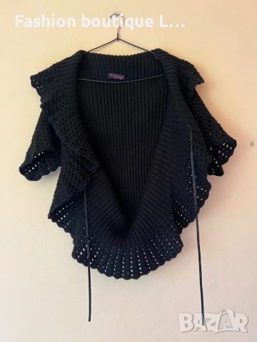 Черна плетена жилетка с много красива плетка и яка с къдрички отпред се завързва 🖤, снимка 4 - Жилетки - 51579564