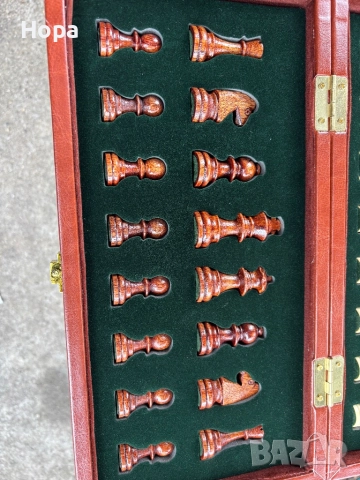 Шах в кожена кутия с дървени фигури + магнит , снимка 2 - Шах и табла - 52326927