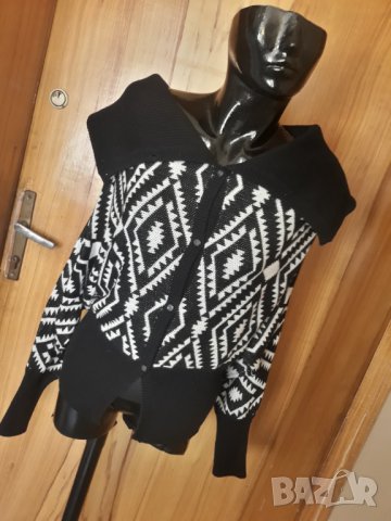 Черно-бяла къса жилетка плетиво тип прилеп с интересна яка М