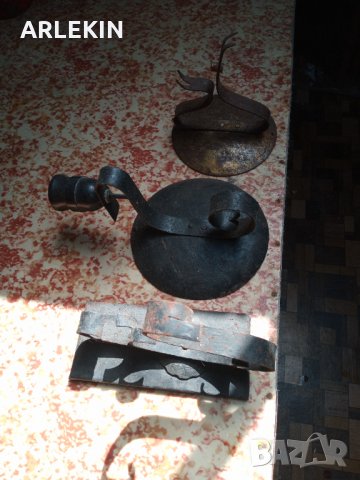 Декоративни метални стенни осветителни тела.