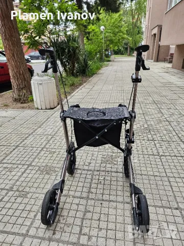 Сгъваема Професионална Проходилка за болни и възрастни хора със стойка за бастун и седалка , снимка 4 - Проходилки - 50166977