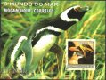 Чист блок   неперфориран  Фауна Птици Пингвини 2002  от Мозамбик, снимка 1 - Филателия - 32880672