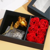 Подаръчен комплект колие с послание , златна роза и 6 вечни рози, снимка 2 - Бижутерийни комплекти - 43808381