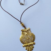 Красиво кожено колие с изящен медальон Бухалче в цвят Антично злато., снимка 3 - Колиета, медальони, синджири - 27932097