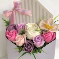 Плик аранжиран с сапунени цветя, снимка 1 - Подаръци за жени - 40869187