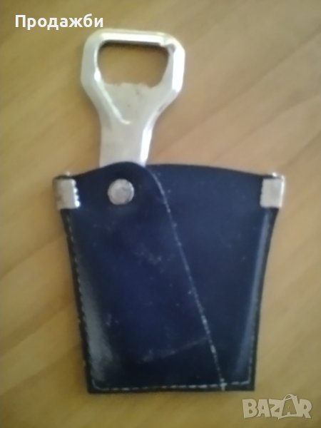 Портативна отварачка за бутилки в синя кожена калъфка, снимка 1