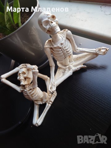 Две статуетки медитиращ скелет