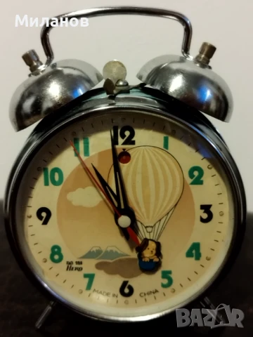 Стар механичен анимиран будилник, настолен часовник