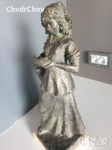 Josep Bofill статуетка резин 45см-6кг/испанска скулптура/фигура на четящо момиче с чанта и книга, снимка 4 - Статуетки - 52956849